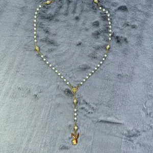 Colgante tipo rosario inspirado en PlayBoy Blanco y Dorado