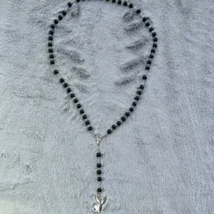 Colgante tipo rosario inspirado en PlayBoy Negro y Plateado